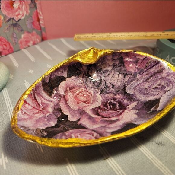 DECOUPAGE CLAM SHELL DECOUPAGE ROSES 🌹 ON A CLAM SHELL TRINKET DISH - Picture 5 of 10